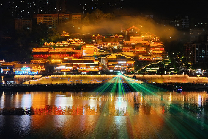 沿口古鎮夜景。