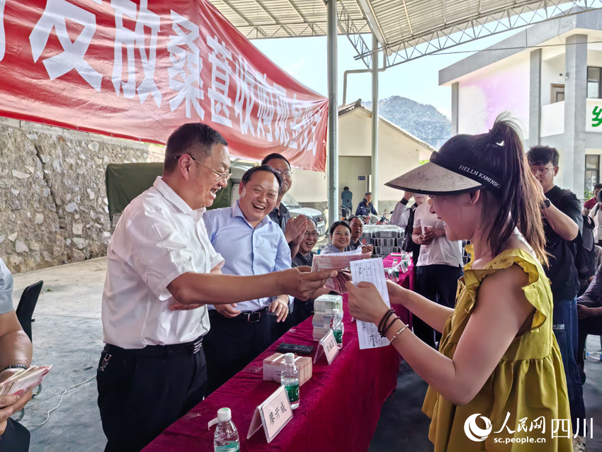 現場發放收購桑葚現金。人民網記者 劉海天攝