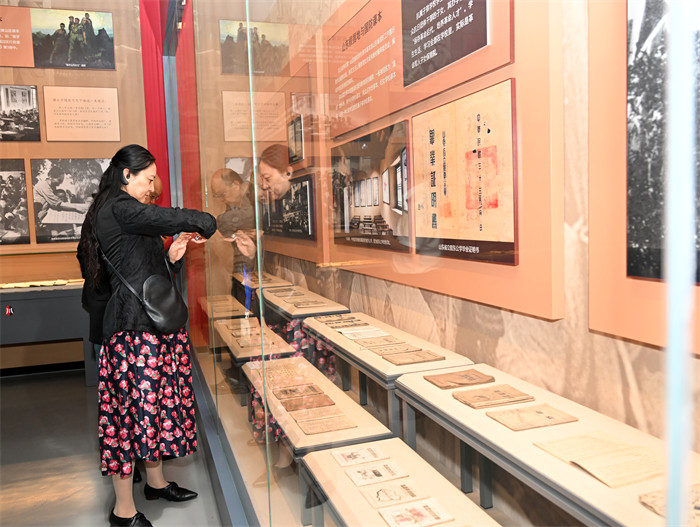 游客在廣安建川博物館聚落參觀。廣安市融媒體中心供圖