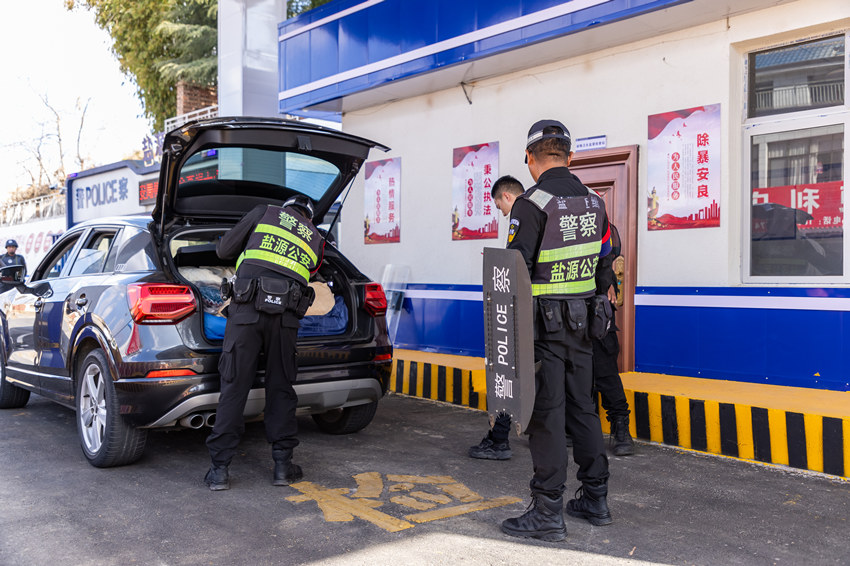 檢查站人員認真檢查過往車輛。中共涼山州委禁毒辦供圖