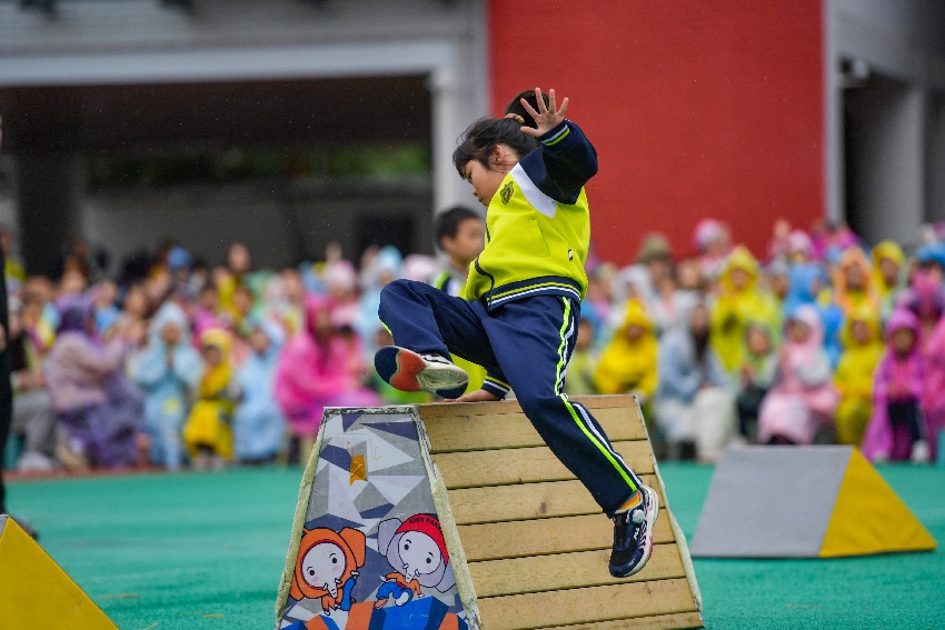 學生們體驗世運項目。成都世運會執委會供圖
