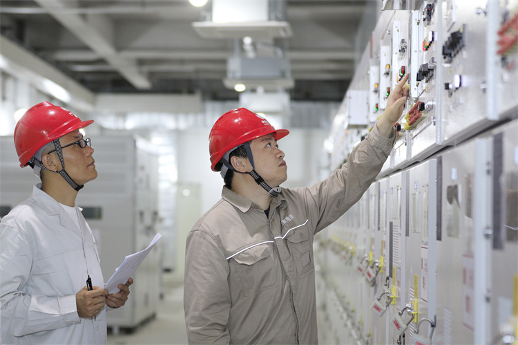 國網成都供電公司員工正在進行投運前設備檢查。國網成都供電公司供圖