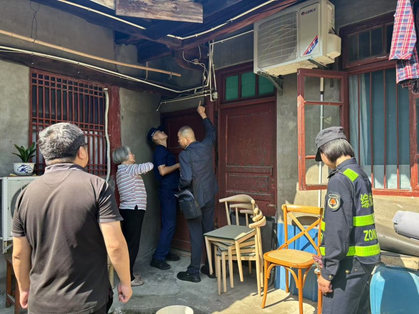 在閬中古城，消防部門指導排查電氣線路火災隱患。南充消防供圖