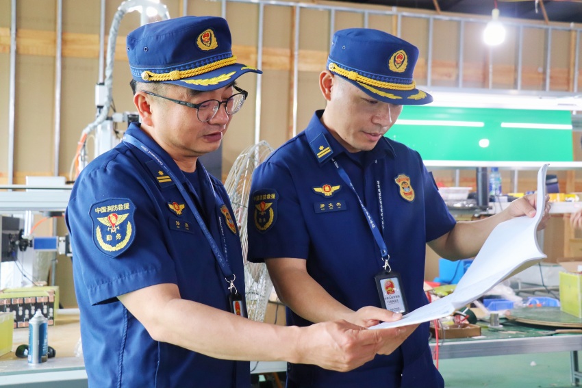 資陽支隊對工廠企業進行檢查。資陽消防供圖