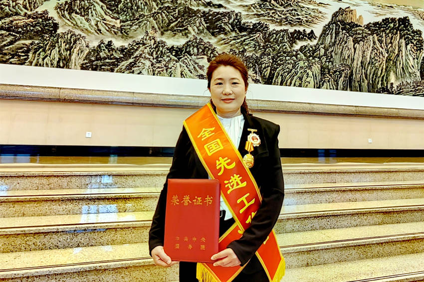楊建芳獲“全國先進工作者”榮譽稱號。資陽融媒供圖