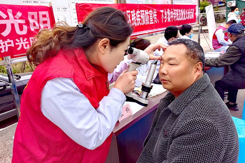 楊建芳深入社區開展義診。資陽融媒供圖