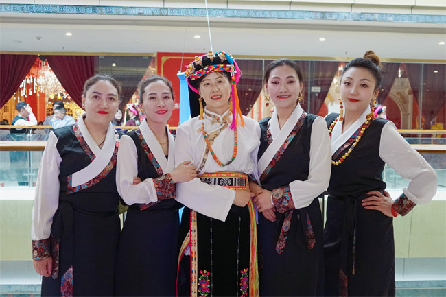 肖芳是全國首位藏族地鐵女司機（左四）。成都軌道集團供圖