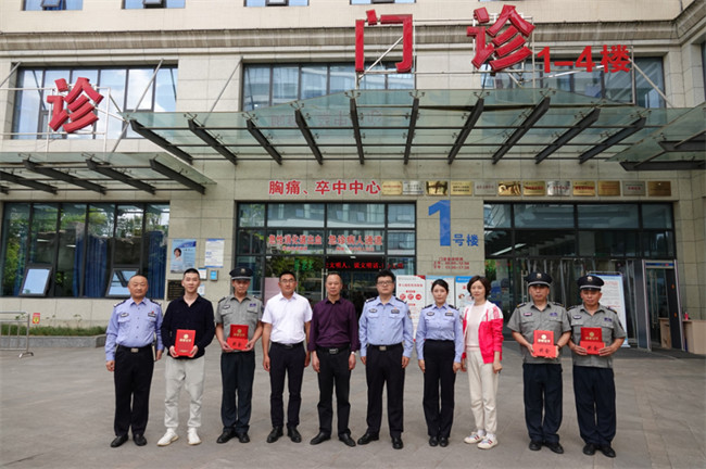 資陽市公安局治安管理支隊送獎上門，對醫院安保部羅西和保安員童林、王興軍、李文衛四人給予公開表揚并頒發榮譽證書。資陽市公安局供圖