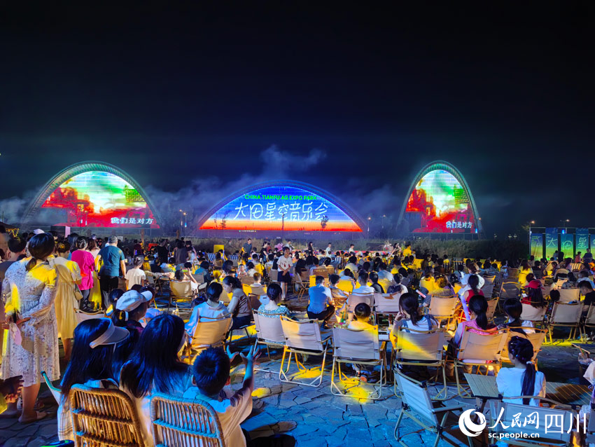 音樂會現場人氣爆棚，歌聲如潮。人民網記者 劉海天攝