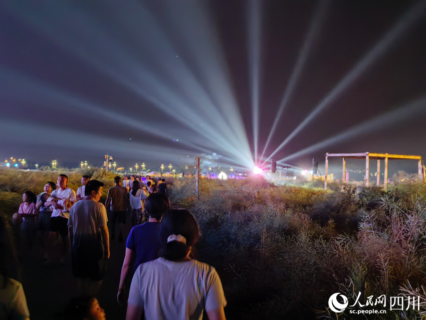 跟著音樂的指引，去往舞臺的方向。人民網記者 劉海天攝