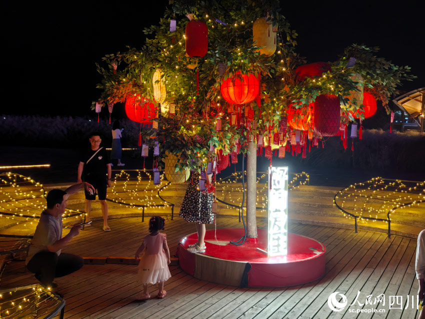 夜空下燈光璀璨，游客們開心玩耍。人民網記者 劉海天攝