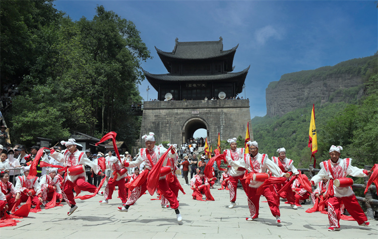 劍門關關樓景點處，正在進行安塞腰鼓表演。劍閣縣委宣傳部供圖