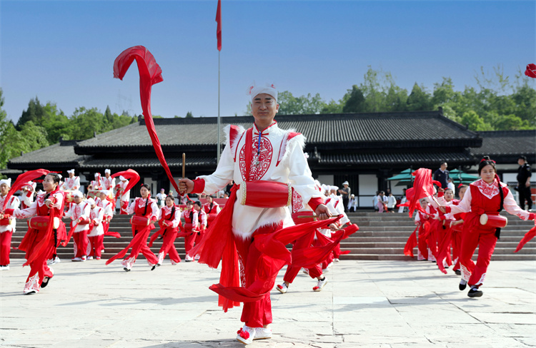 安塞腰鼓在劍門關景區游客中心表演。劍閣縣委宣傳部供圖