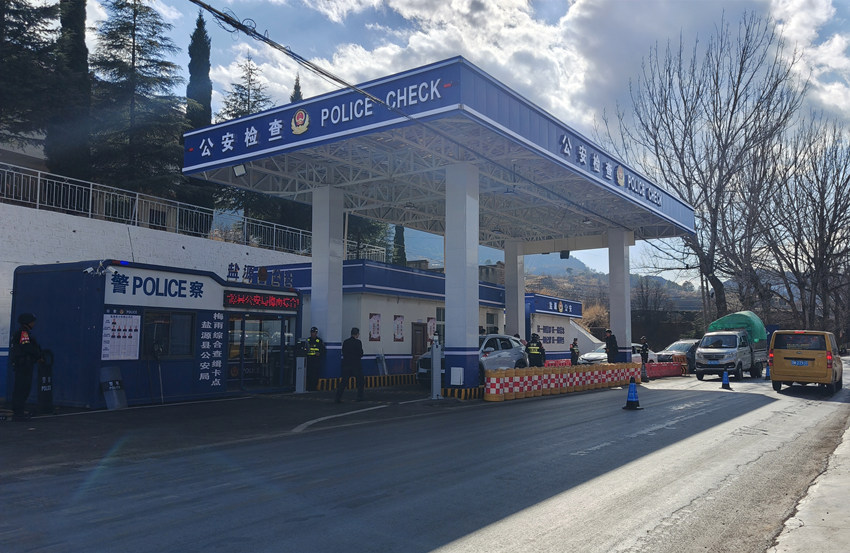 梅雨鎮環川綜合查緝卡點人員在對來往車輛進行檢查。陳萱攝