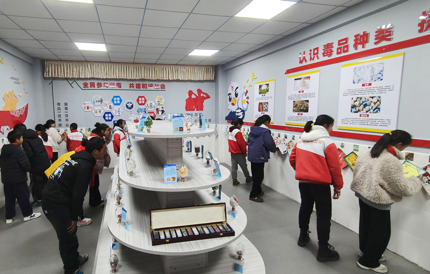 昭覺縣東方紅小學禁毒微基地。陳萱攝