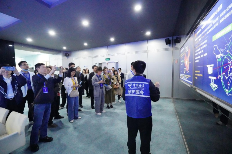 參觀中國電信西部信息中心運營商通信應用展廳。主辦方供圖
