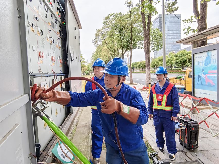 國網成都供電公司員工開展世運會保電配網線路專項試驗。馬恒馳攝