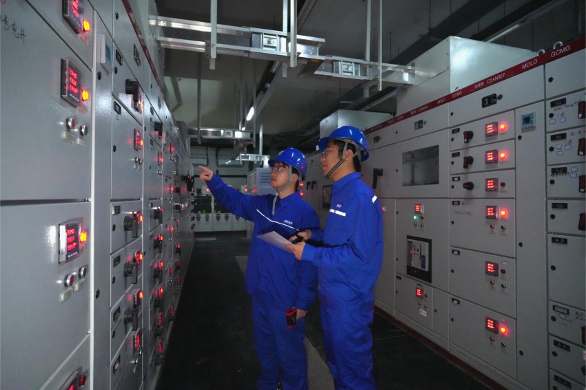 國網天府新區供電公司成都世運會保電人員在配電房開展電力設備巡視。王巧攝