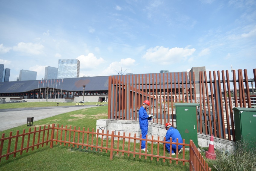 國網天府新區供電公司成都世運會保電人員在天府國際會議中心開展戶外電力設施檢查。王巧攝