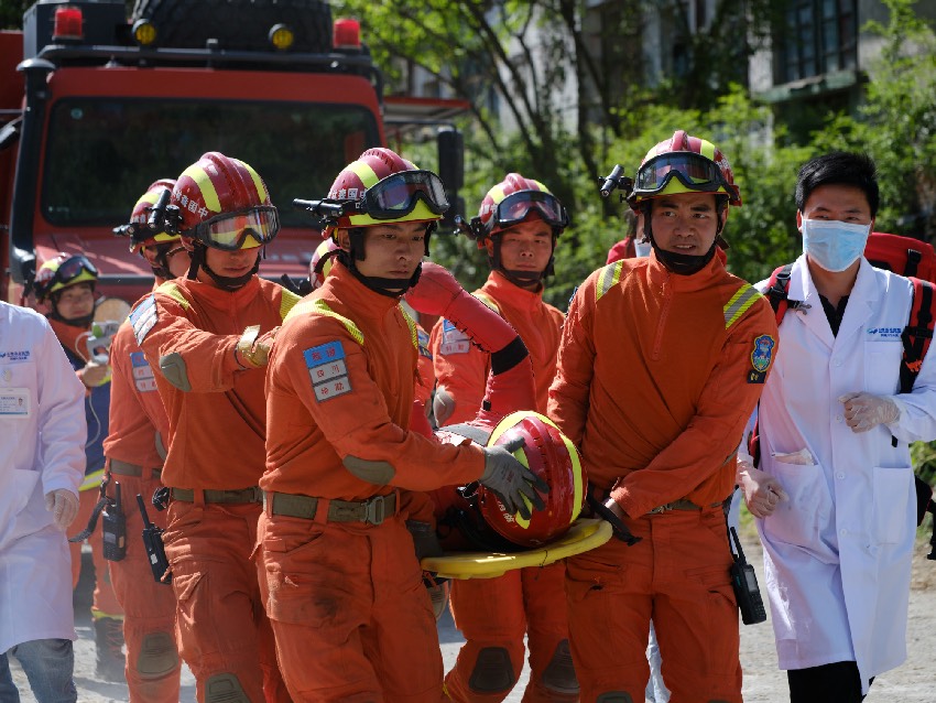 5月12日，雅安石棉，四川省森林消防總隊特勤大隊消防員成功救出被困人員。程雪力攝