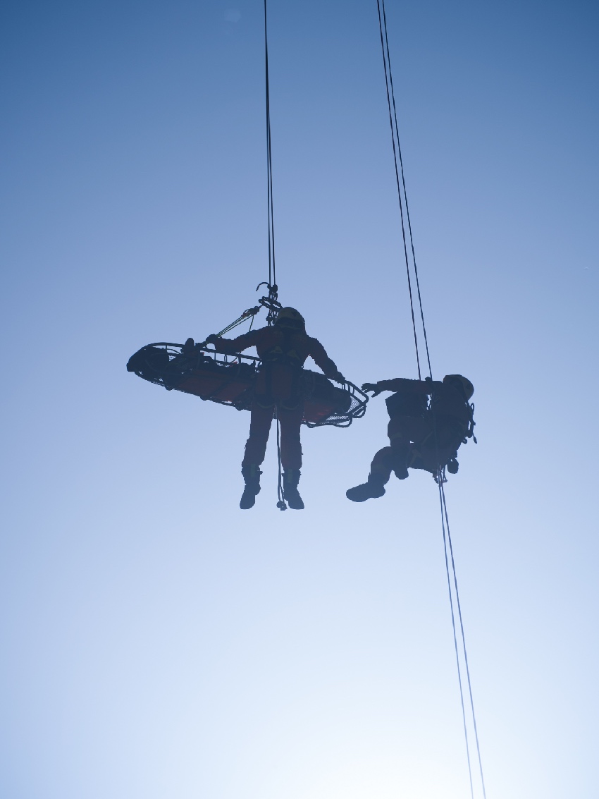 5月12日，雅安石棉，消防員正在轉移受困人員。程雪力攝