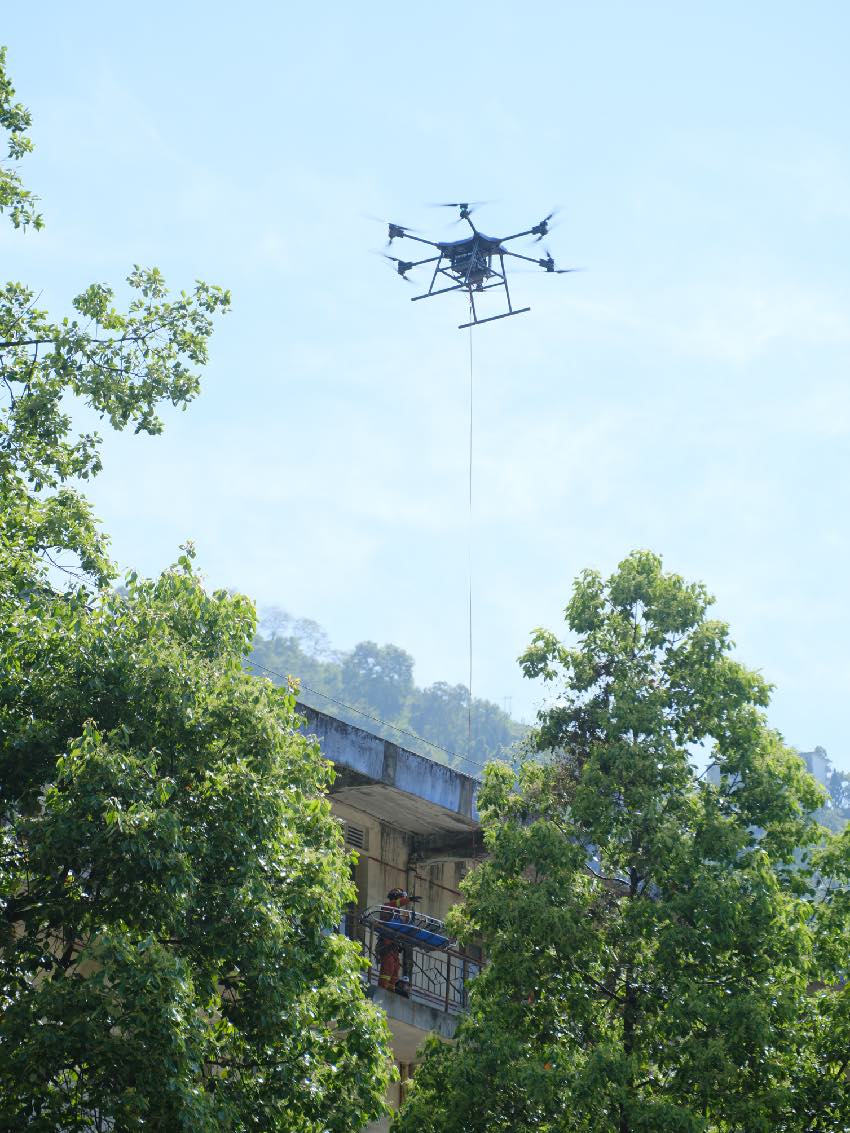 5月12日，雅安石棉，一架無人機在現場參加地震地震演練。程雪力攝