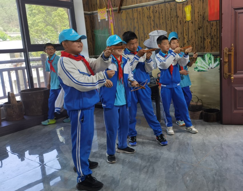 學生體驗“射弩”非遺游戲。德昌縣委宣傳部供圖