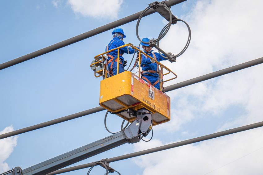 4月25日，在四川省攀枝花市國家級釩鈦高新工業園區，國網攀枝花供電公司檢修人員正在對220千伏馬巖線2611隔離開關開展檢修工作。王開福攝