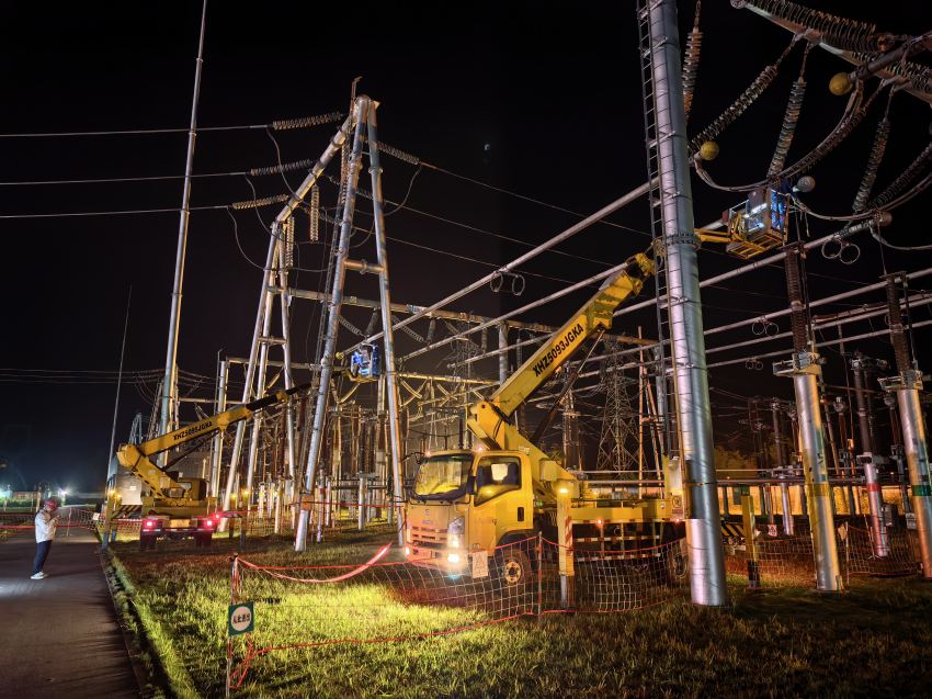 4月29日，在四川省廣安市黃巖500千伏變電站，國網四川超高壓公司檢修人員利用夜間時間開展刀閘檢修。李紜豪攝