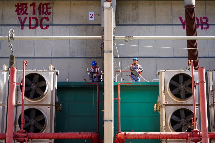 5月7日，在四川省涼山州錦屏±800千伏特高壓換流站，國網四川送變電公司檢修人員正在換流變壓器上安裝高處作業安全繩。鄭自豪攝