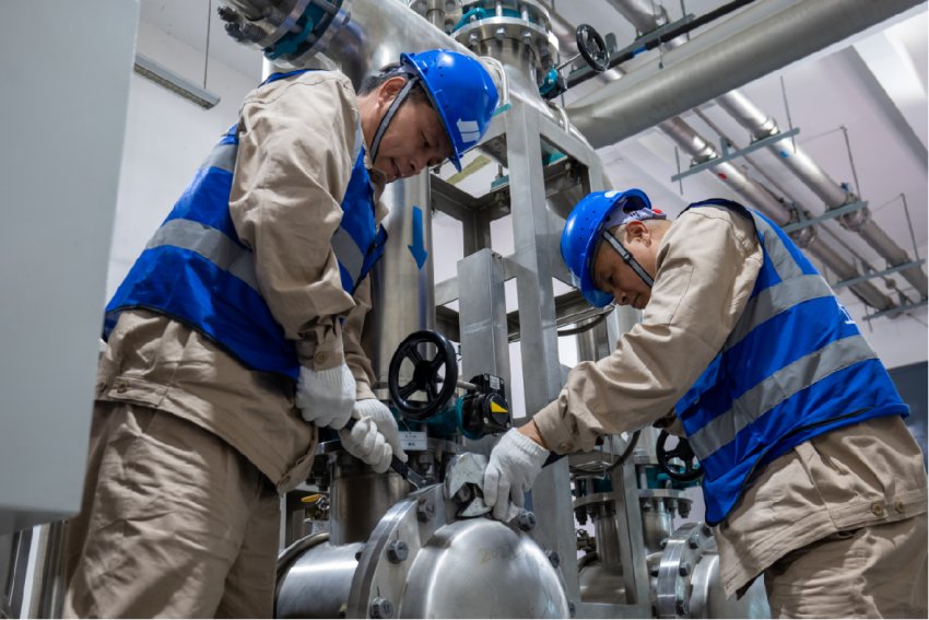 5月7日，在四川省涼山州錦屏±800千伏特高壓換流站，國網四川直流中心檢修人員正在開展閥水冷系統檢修。周繼濤攝