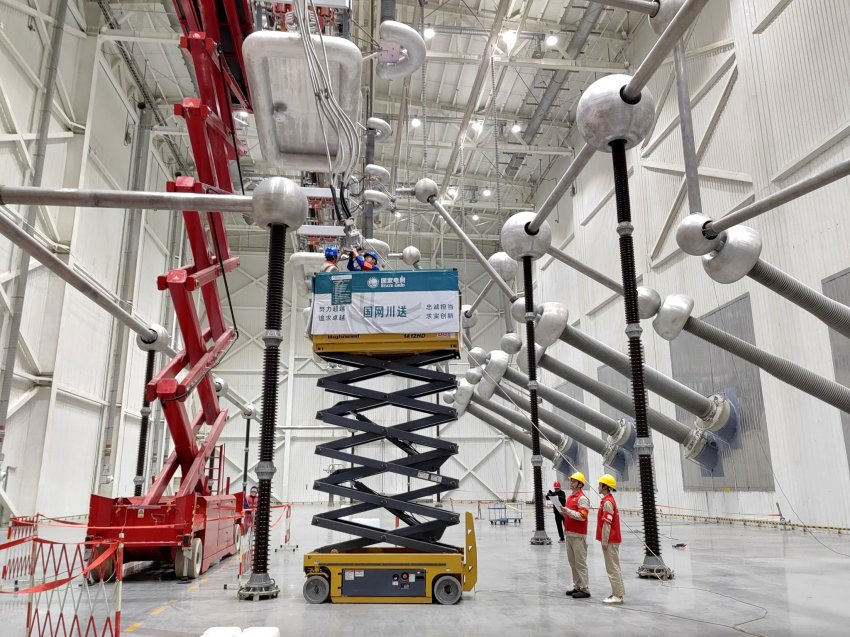 5月8日，在四川省涼山州錦屏±800千伏特高壓換流站，國網四川送變電公司檢修人員進行重點保障設備年檢工作。王青青攝