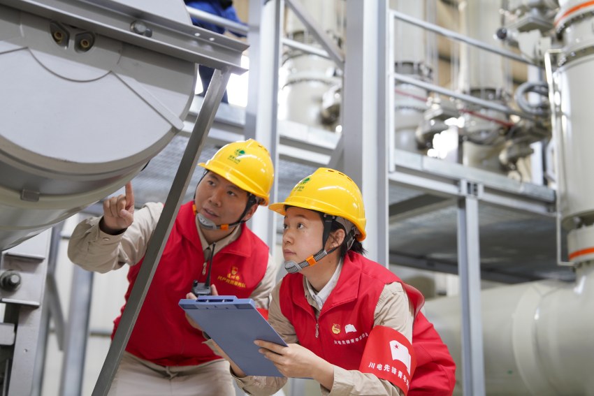 5月8日，在四川省涼山州錦屏±800千伏特高壓換流站，國網四川直流中心運維人員在500千伏GIS設備室檢查開關彈簧儲能狀態。茍華彬攝