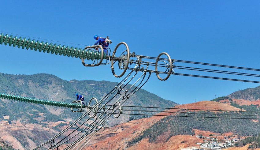 5月8日，在四川省涼山州西昌市，國網四川超高壓公司檢修人員檢查錦屏—蘇南特高壓工程3號塔絕緣子串。陳翔攝