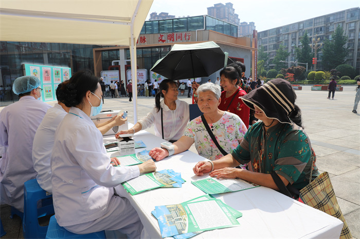 市民在川東北渝北新時代文明實踐綜合體廣場接受義診。江吉攝