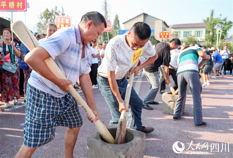 廣安市華鎣市和重慶市合川區聯合開展“慶豐收”活動。邱海鷹攝