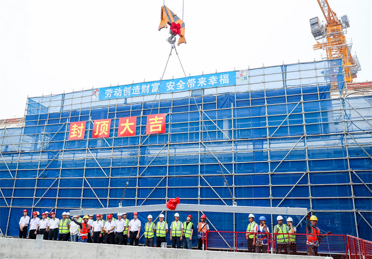 在四川省重點工程廣安理工學院建設現場，隨著最后一根鋼梁吊裝就位，該項目建設迎來關鍵節點——主體工程提前45天實現封頂。邱海鷹攝