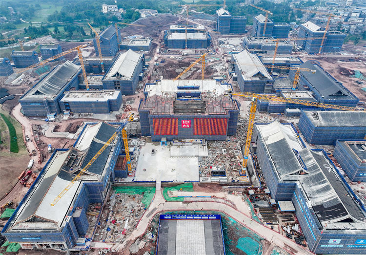 主體工程提前45天封頂的四川省重點工程廣安理工學院建設現場。邱海鷹攝