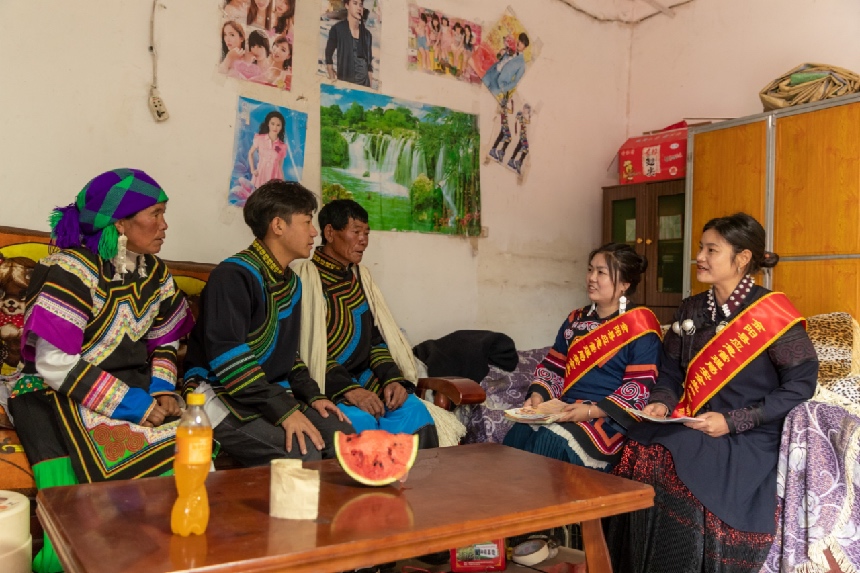 吉戈莫日牛帶隊在村民阿牛日坡家入戶開展“雙語”安全宣講。涼山州應急管理局供圖