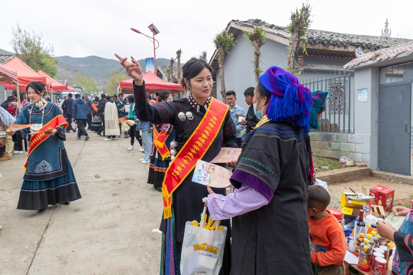 吉戈莫日牛帶隊在農村集市開展“雙語”安全宣講。涼山州應急管理局供圖