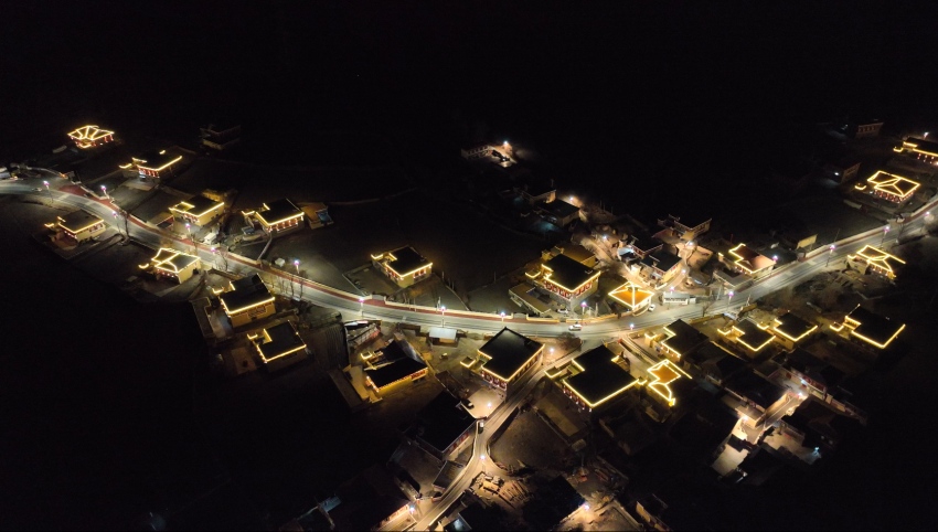 道孚縣改造后的城市亮化及街景。道孚縣委宣傳部供圖