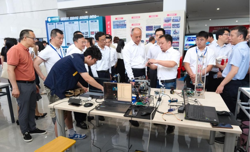 大會期間，嘉賓參觀學?？萍嘉幕囆g節成果展。張啟國攝