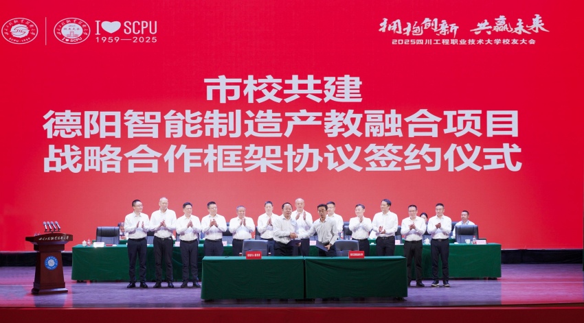 現場簽約。張啟國攝