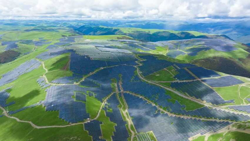 全球已建成投產最大水光互補柯拉光伏電站。甘孜州委宣傳部供圖 