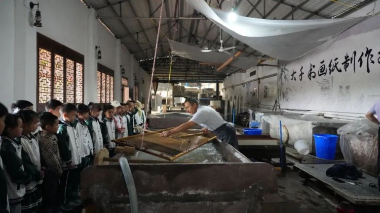 體驗傳統造紙術。夾江縣融媒體中心供圖