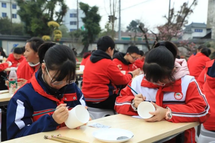 在瓷器上作畫。夾江縣融媒體中心供圖