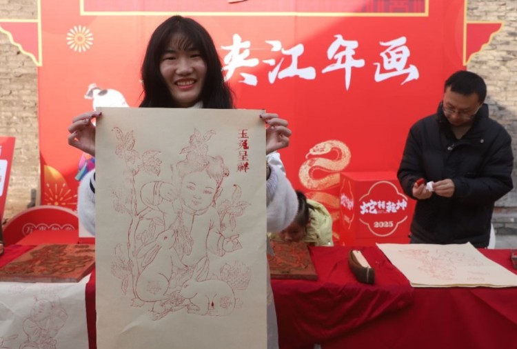 在夾江宣紙上作畫。夾江縣融媒體中心供圖