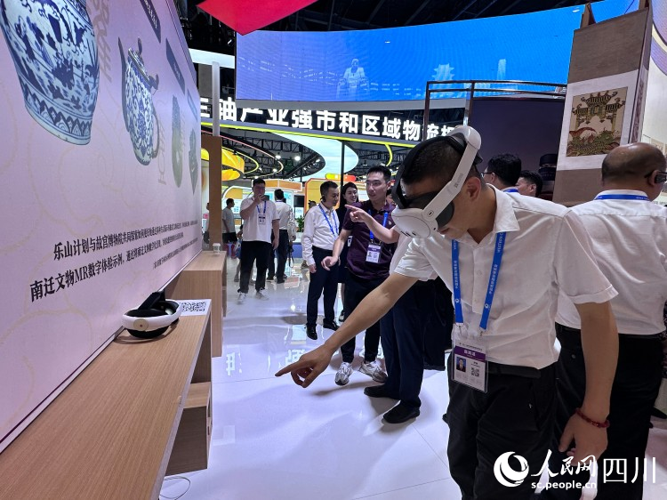 戴VR鏡”游“樂山。人民網記者 王波攝