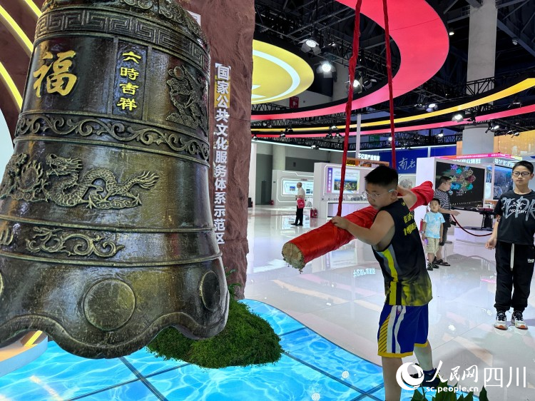 撞鐘祈福。人民網記者 王波攝