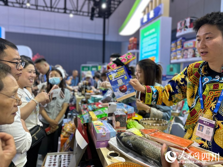 市民關注阿壩農產品。人民網記者 王波攝